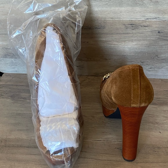 BeBe Platform Suede Heel - Picture 5 of 6